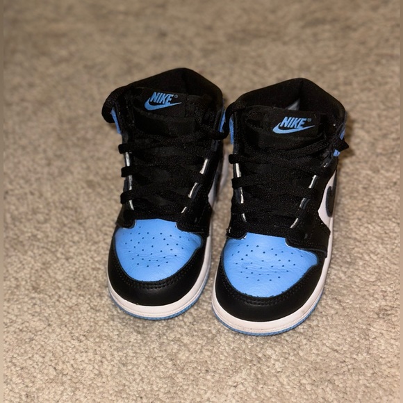 Jordan 1 Retro High OG - Picture 3 of 4